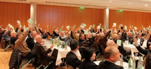 Folgt der Zustimmung der Versammlung der Volksbank-Maingau am 16.11.2017 eine ebenso eindeutige Zustimmung seitens der Volksbank Frankfurt im Dezember, bedeutet dies für dei Volksbank Maingau eine der wichtigsten Veränderungen in ihrer Firmengeschichte. (#3)