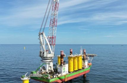 Vattenfall installiert erstes Transition Piece im Windpark Nordlicht (Foto: DEME - Nordlicht Sea Installer 3)